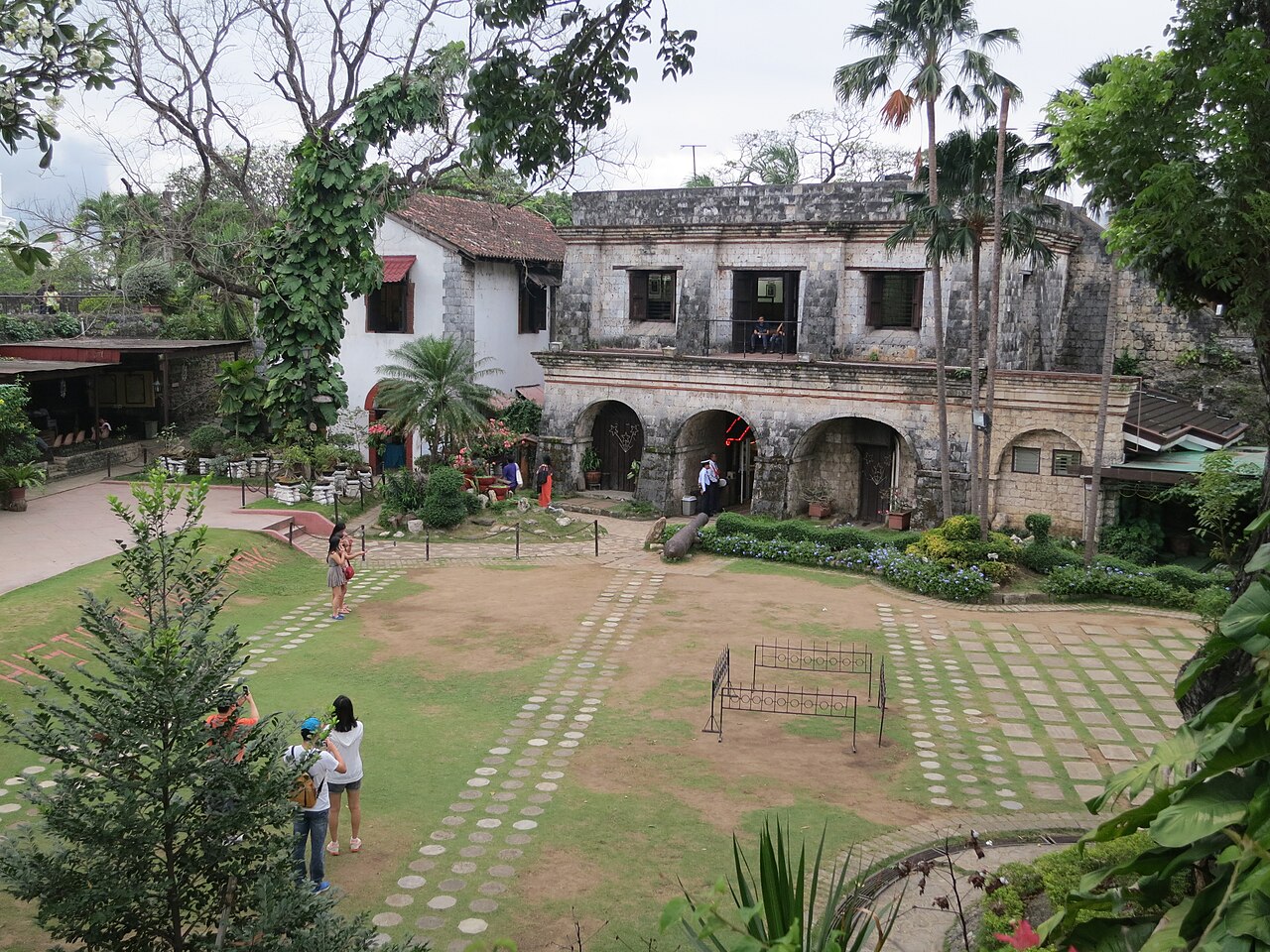 Garden courtyard sulod sa Fort San Pedro