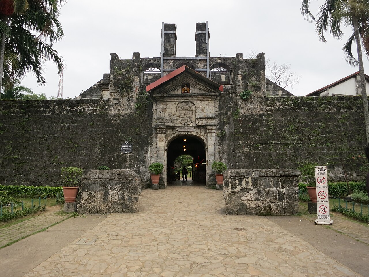 Stone gate ug façade sa Fort San Pedro